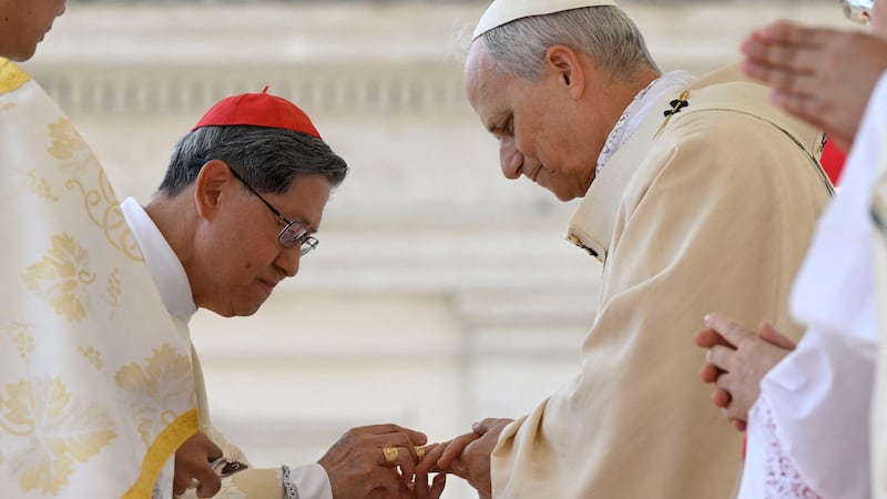 El cardenal Antonio Tagle (i) junto al papa León XIV (d) durante una ceremonia en mayo pasado, en la plaza San Pedro, en Roma.