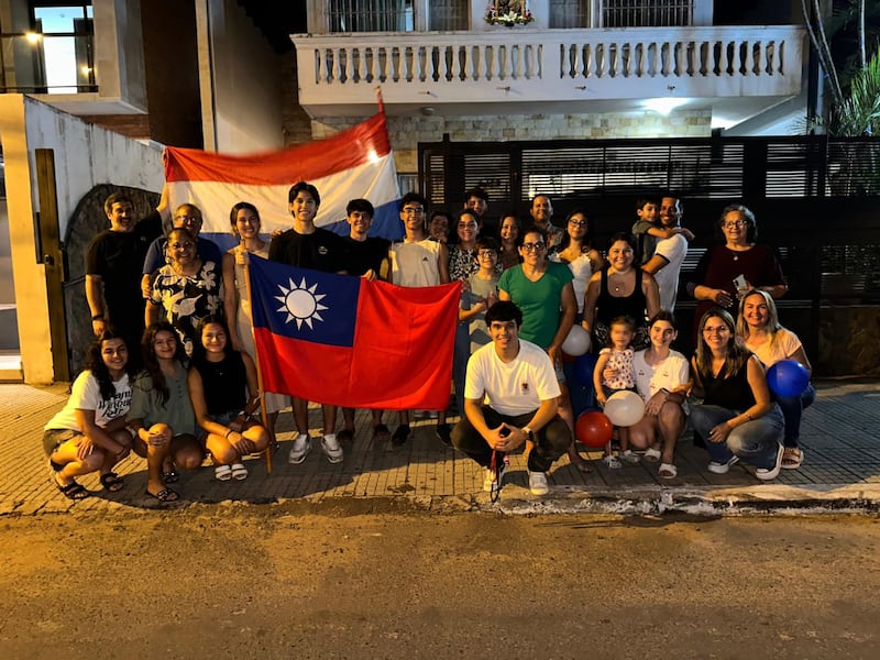 Ni bien supieron que ingresó, toda su familia y amigos se reunieron para hacer una gran caravana y celebrar el logro.