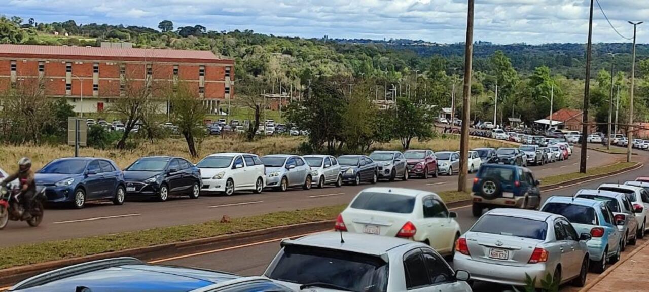 Entorno del Hospital General de Itapúa, donde la falta de espacios para estacionamiento es unproblema crítico para los usuarios.