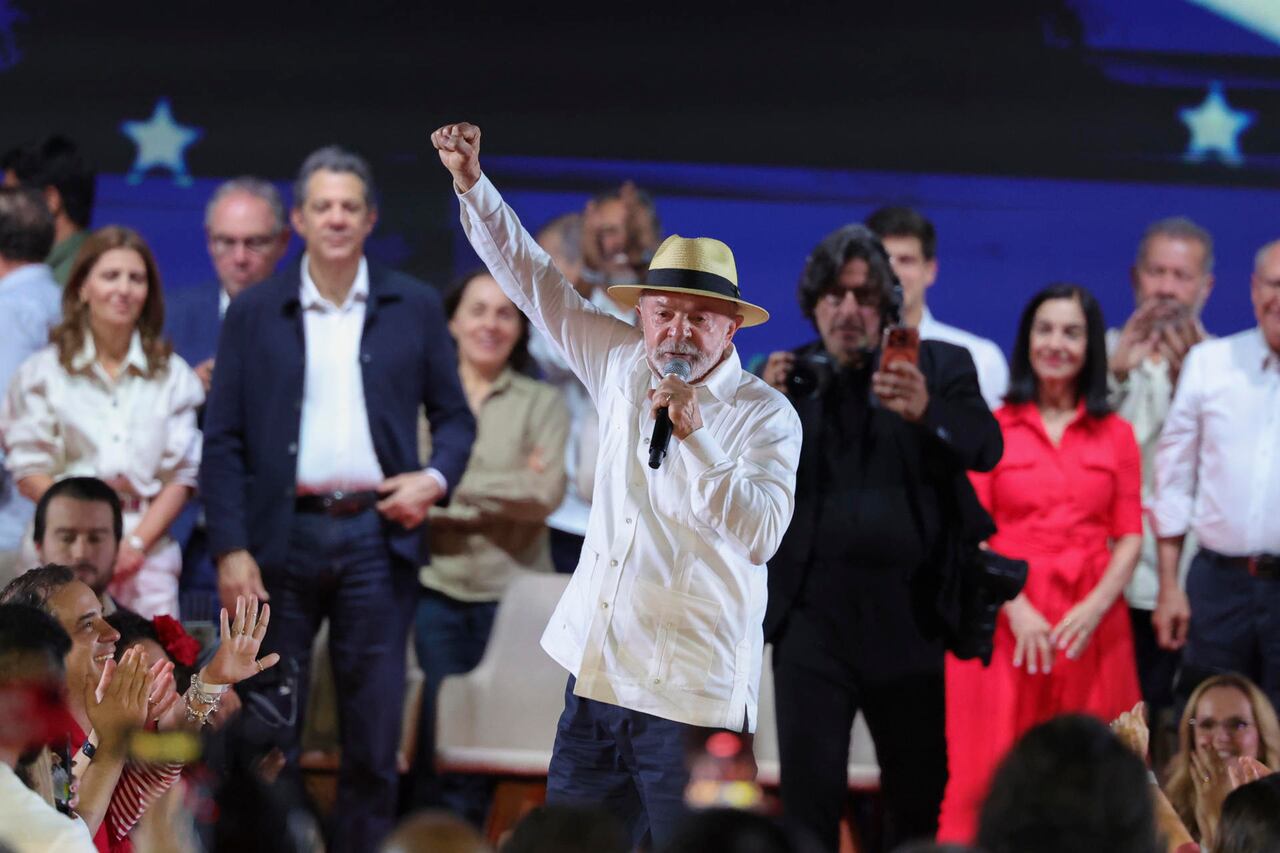El presidente de Brasil, Luiz Inácio Lula da Silva, habla en la convención nacional del Partido de los Trabajadores de Brasil (PT) este domingo, en Sao Paulo (Brasil). A sus 80 años y con las encuestas de intención de voto a su favor, Lula vuelve a vestir el traje de candidato para conseguir un histórico cuarto mandato no consecutivo y consolidar a Brasil como el principal bastión del progresismo en la región.