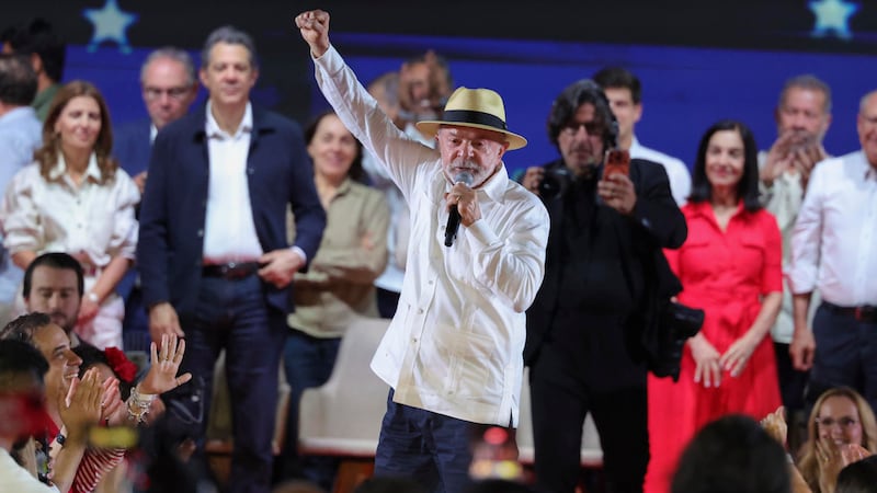 El presidente de Brasil, Luiz Inácio Lula da Silva, habla en la convención nacional del Partido de los Trabajadores de Brasil (PT) este domingo, en Sao Paulo (Brasil). A sus 80 años y con las encuestas de intención de voto a su favor, Lula vuelve a vestir el traje de candidato para conseguir un histórico cuarto mandato no consecutivo y consolidar a Brasil como el principal bastión del progresismo en la región.