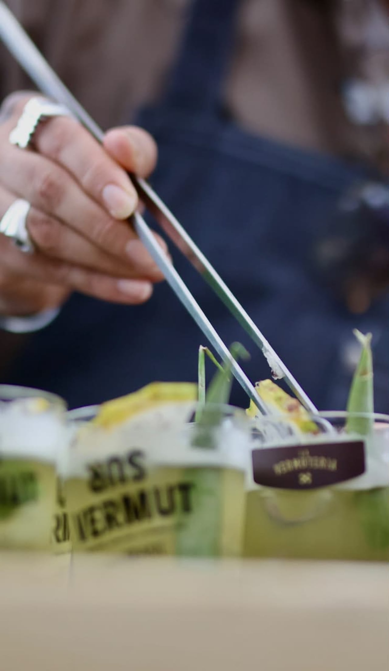 El equilibrio perfecto: cedrón, menta’i y cortezas cítricas se fusionan en este primer trago, revelando los botánicos autóctonos que le otorgan su frescura inconfundible.