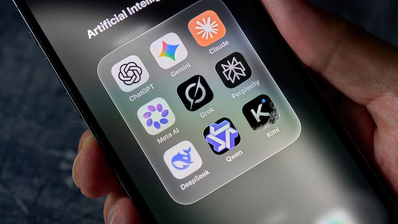 Logos de ChatGPT, Gemini, Claude, Meta AI, Grok, Perplexity, DeepSeek, Qwen y Kimi, empresas de inteligencia artificial en un teléfono móvil.