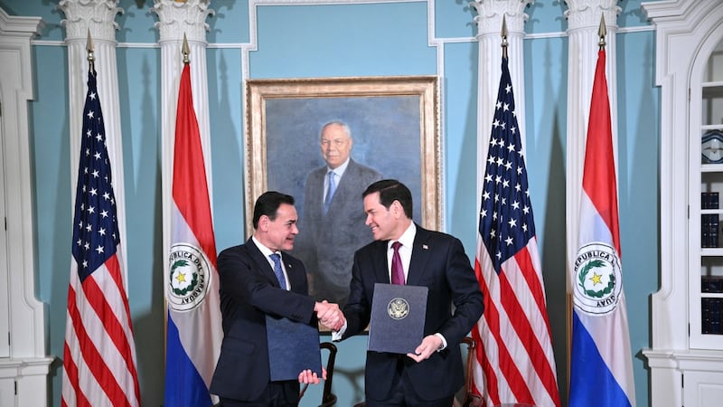 El secretario de Estado de Estados Unidos, Marco Rubio (d) saluda al canciller paraguayo, Rubén Ramírez, tras la firma del "Acuerdo 123", hoy en el Departamento de Estado.