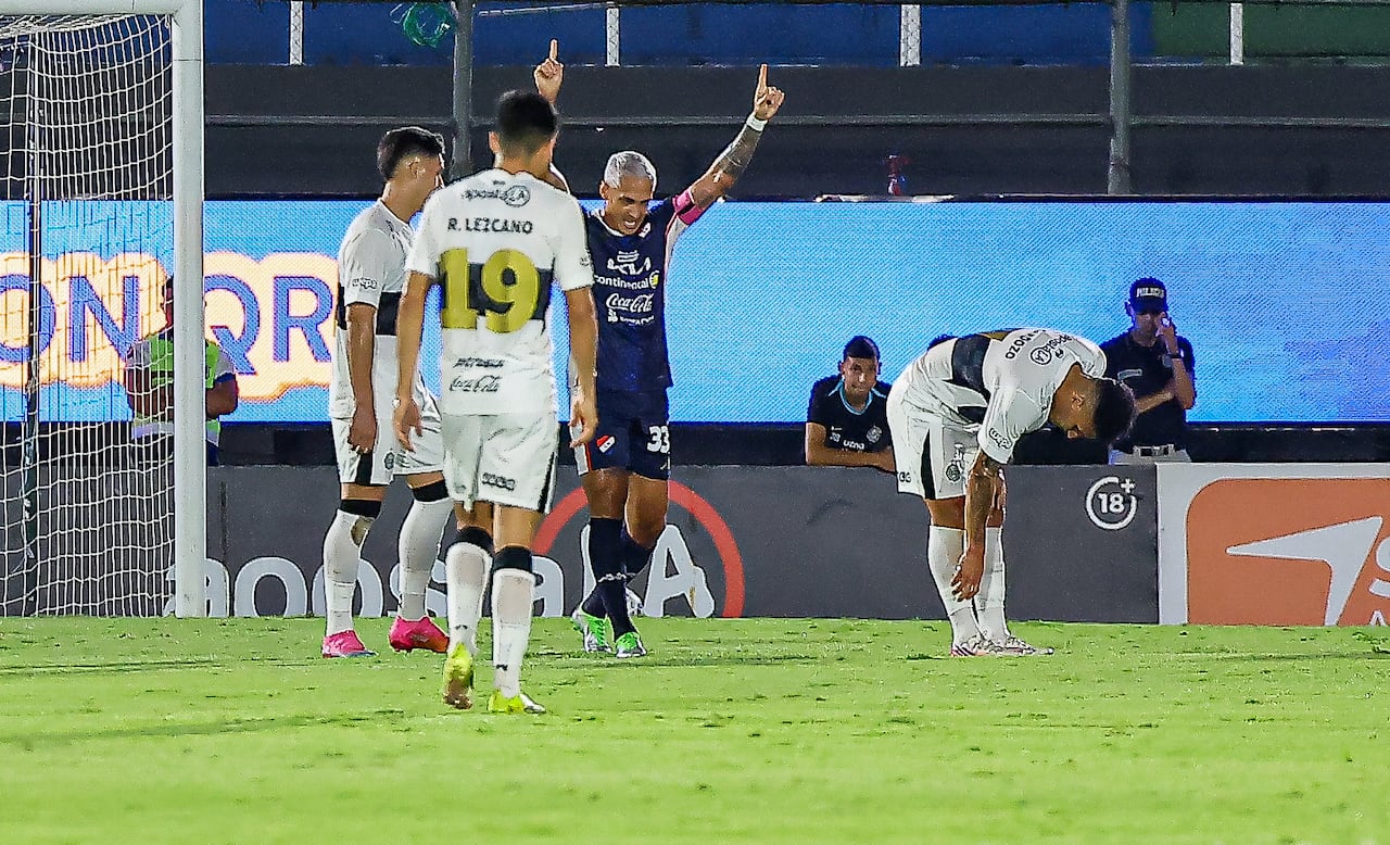 Gaona Lugo festeja su gol en medio de camisetas franjeadas.