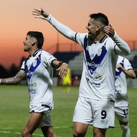 Triunfo agónico de la “V” Azulada