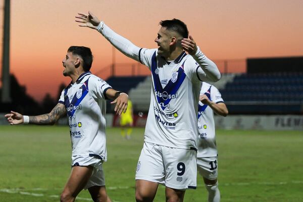 Triunfo agónico de la “V” Azulada