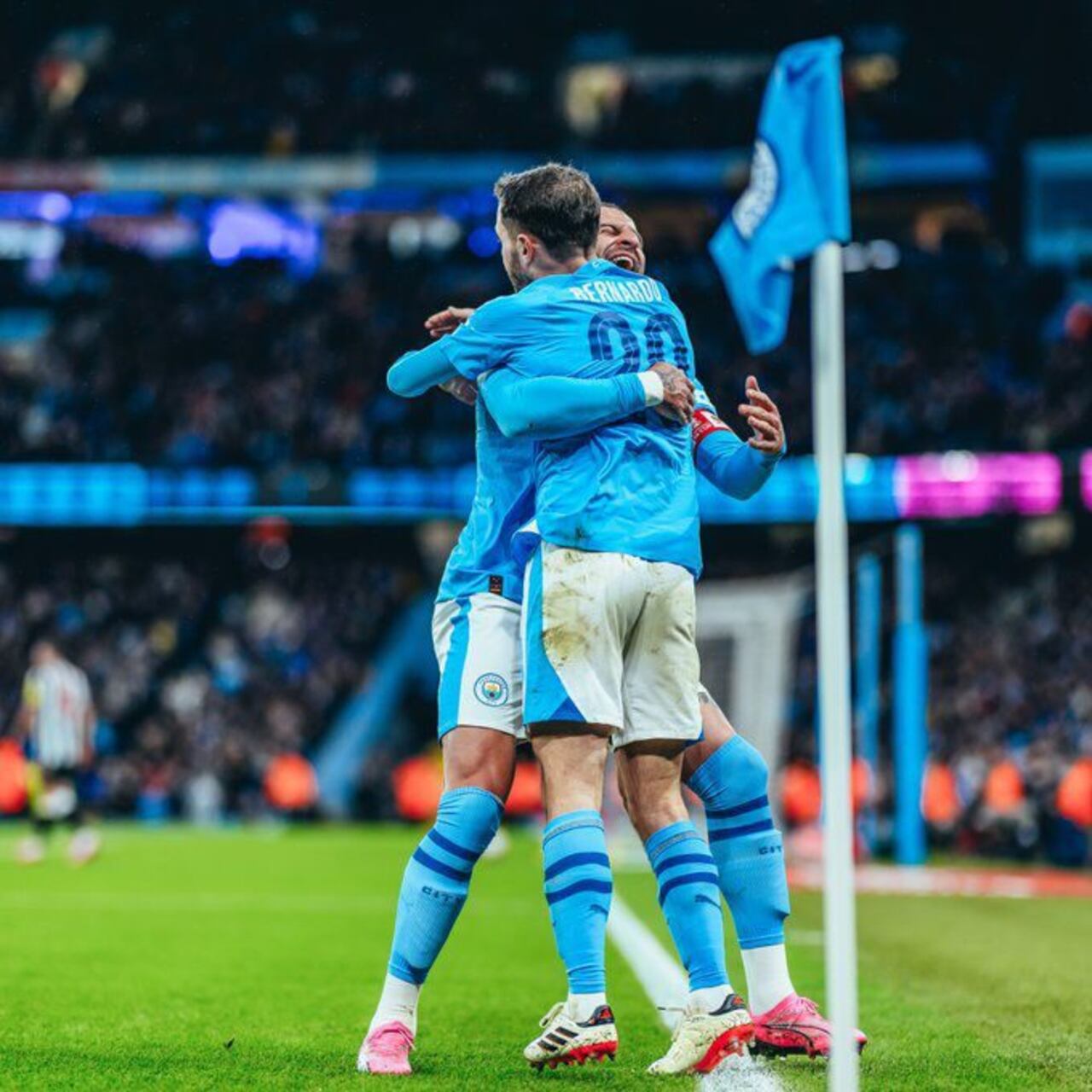 Walker y Bernardo festejan el primer golFoto:Manchester City