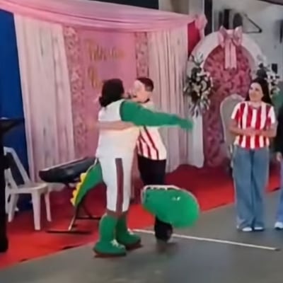 Un abrazo que tardó 4 años en volver a sentirse, emocionó al rollete