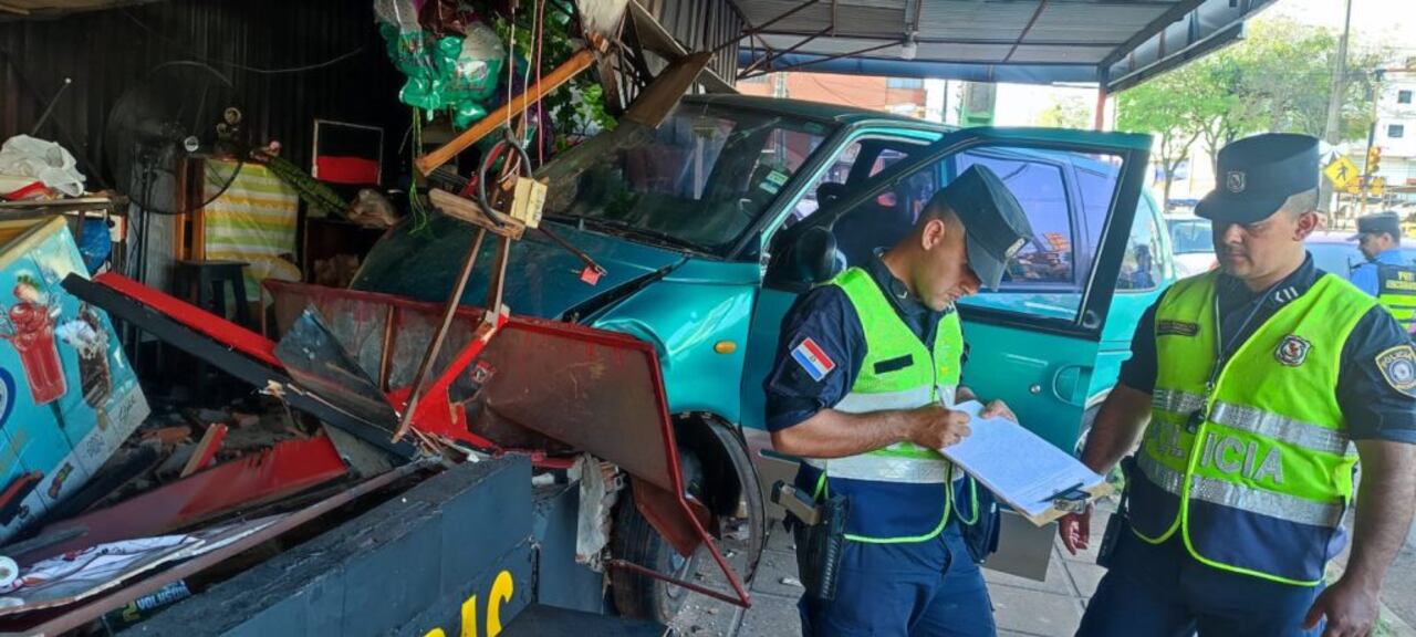 El conductor escapaba de la policía, porque no tenía registro de conducir, según dijo.