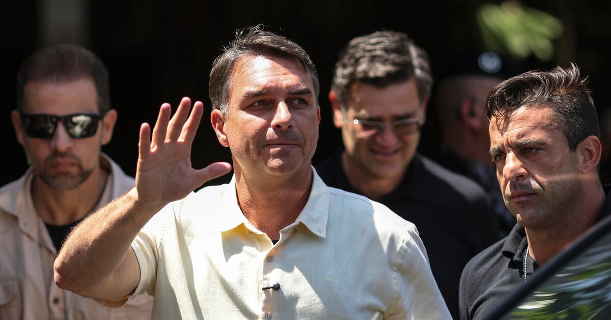 Flávio Bolsonaro recibe autorización para visitar a su padre