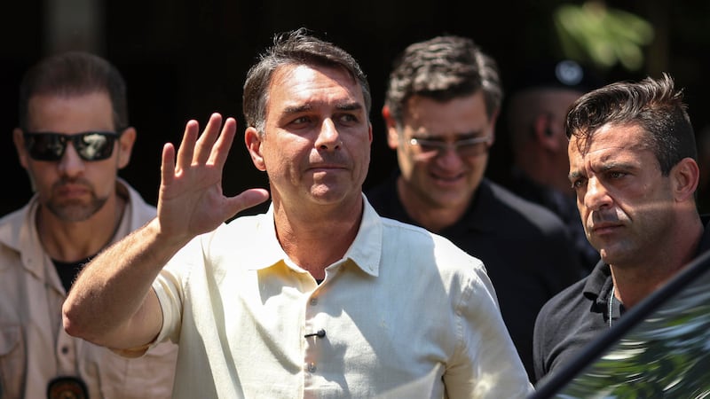 El senador y candidato a la presidencia de Brasil, Flávio Bolsonaro, saluda a su llegada a un encuentro con empresarios y partidarios políticos, en Río de Janeiro (Brasil).