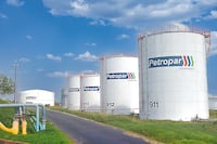 Petropar frena nuevas rebajas de los carburantes por crisis global