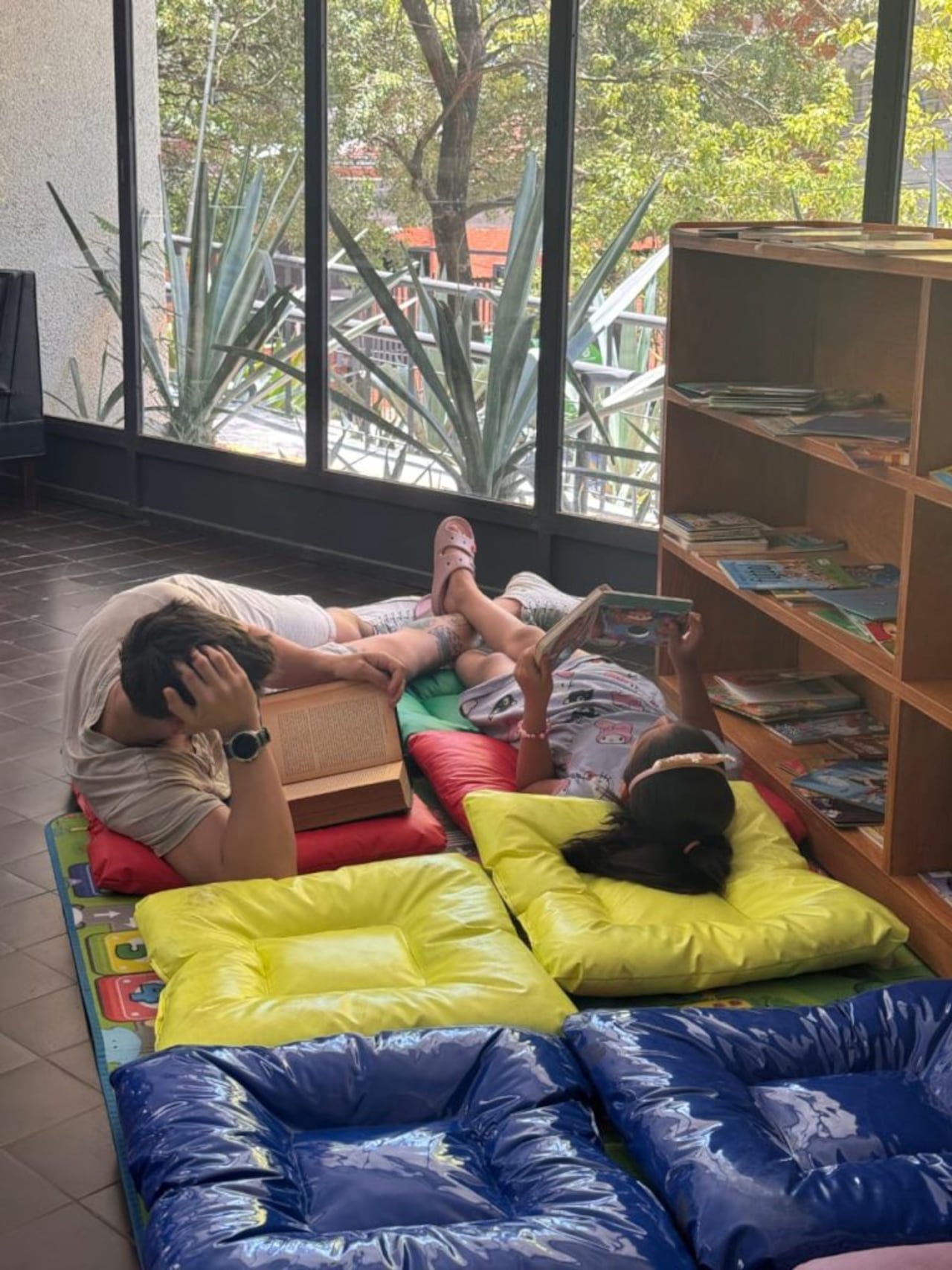 Los niños tienen un rincón infantil sin la rigidez de una sala convencional.