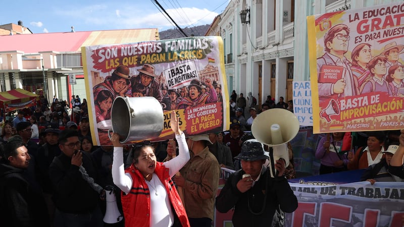 Integrantes del Magisterio Urbano participan en una marcha, en La Paz (Bolivia). (archivo)