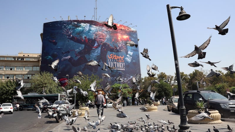 Un mural con una imagen del presidente de Estados Unidos, Donald Trump, en una avenida de Teherán, capital iraní.