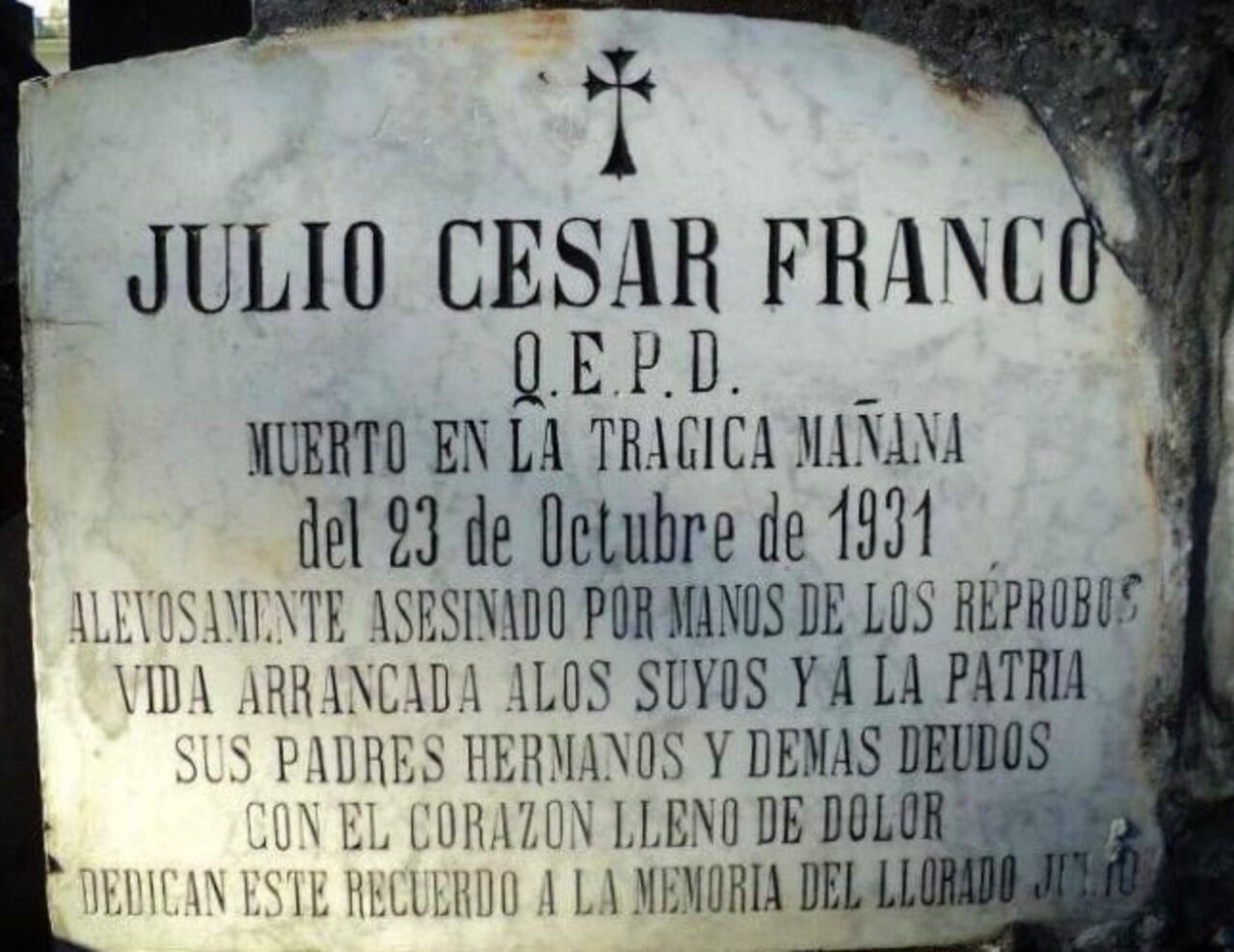 La única lapida que queda en el Cementerio de la Recoleta es de JULIO CESAR FRANCO, quien fue estudiante de medicina del primer curso. Falleció en Primeros Auxilios como consecuencia de la metralla que le destrozó el estómago. Además de sus estudios de medicina, Franco era jugador de la primera división del Club Cerro Porteño. Ocupaba el puesto de lateral derecho y era capitán del equipo. También hacía teatro en el colegio Salesianito, donde cursó sus estudios primarios. Una plaza de Asunción lo recuerda.
