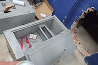 Roban local comercial y casa de cambios en Ciudad del Este