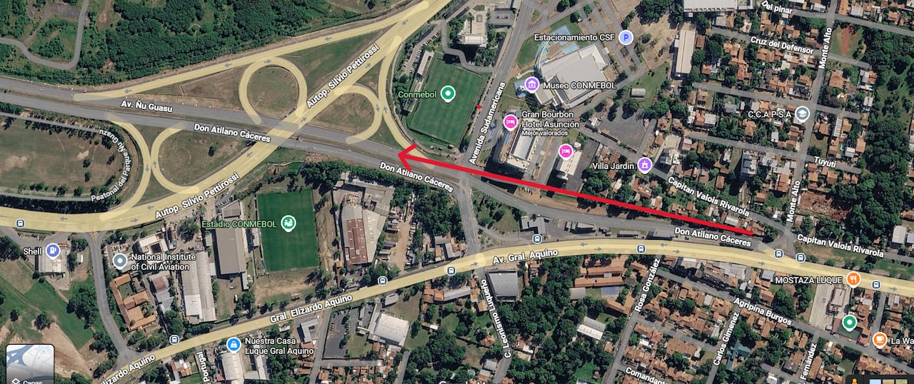 La flecha roja indica la zona de obras, donde la circulación vehicular se ve comprometida.