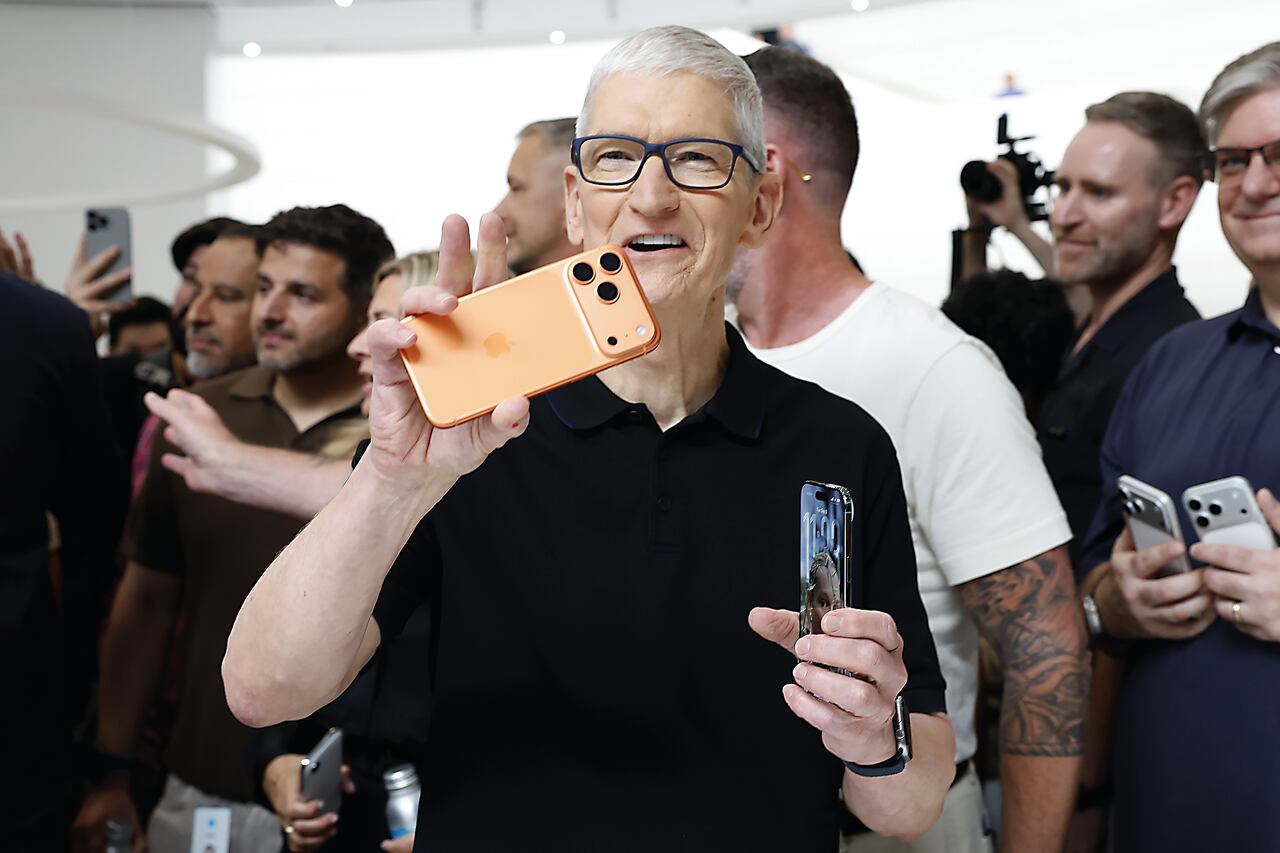 Tim Cook sostiene un Apple iPhone 17 Pro y iPhone 17 Air, en Cupertino, California. (archivo)