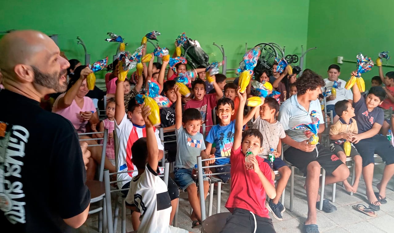 Los niños del barrio San Roque disfrutan de la entrega de huevos de Pascua, una de las tantas celebraciones que la comisión organiza para regalarles momentos de alegría.
