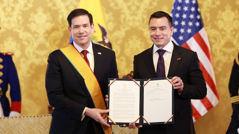 el presidente ecuatoriano, Daniel Noboa (d), junto al secretario de Estado de EE.UU., Marco Rubio, durante la condecoración a Rubio con la orden nacional mérito en el grado de gran cruz este miércoles, en el Palacio de Gobierno de Ecuador en Quito (Ecuador).