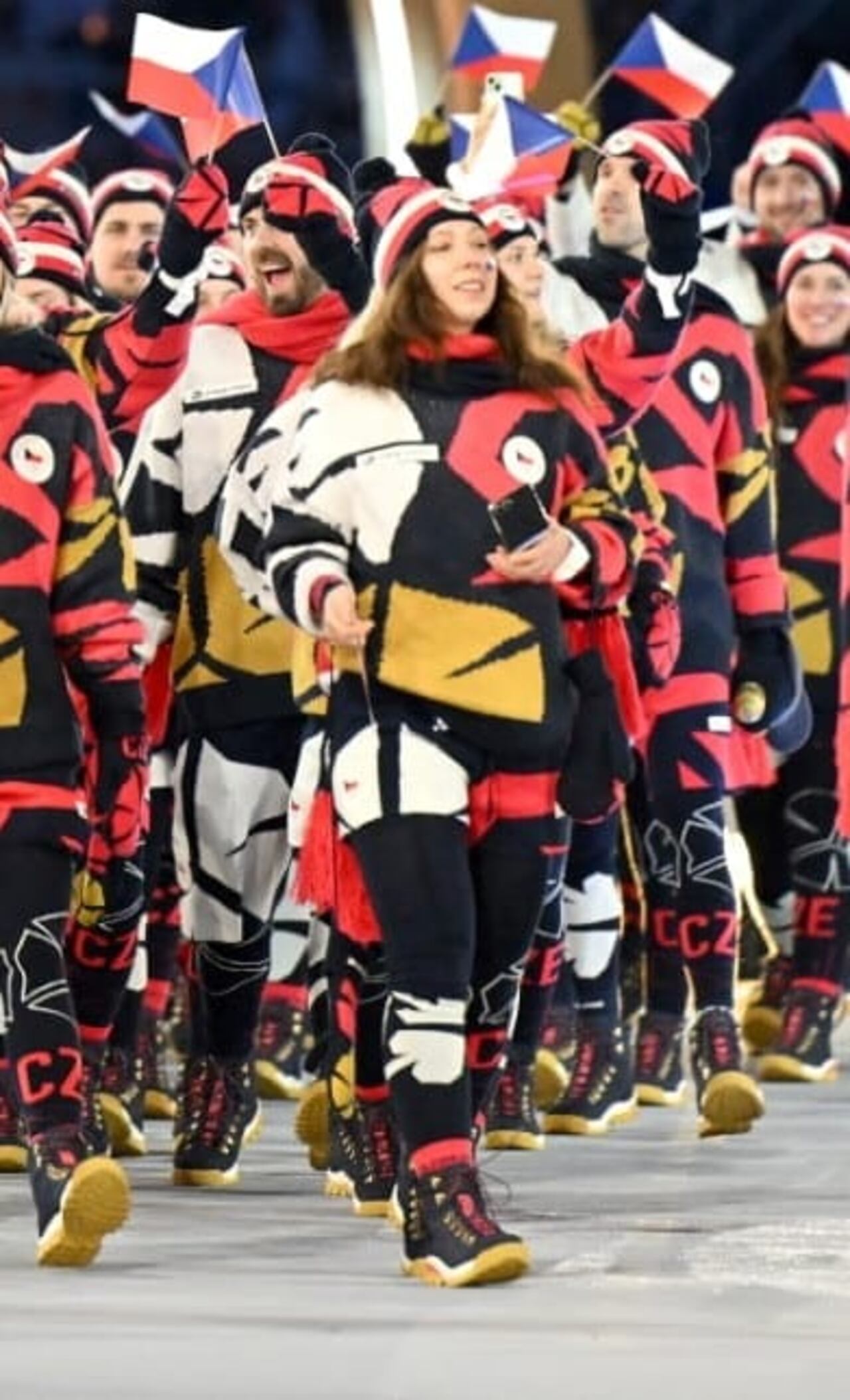 Una joven filipina durante el desfile inaugural.