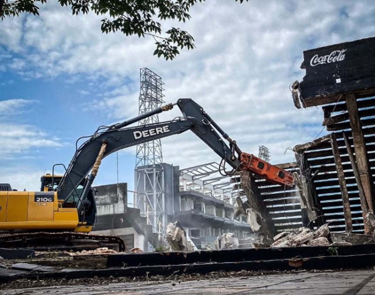 Parte de la obra de demolición del viejo estadio del Bosque de Para Uno.