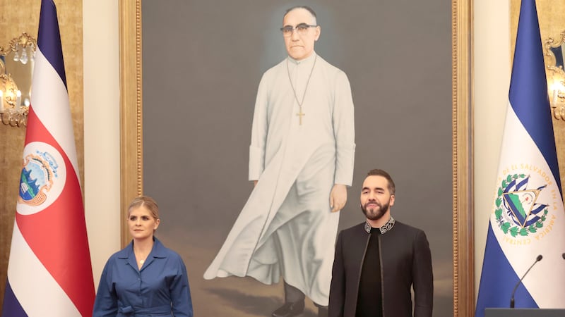 La presidenta de Costa Rica, Laura Fernández, posa junto a su homólogo de El Salvador, Nayib Bukele, durante una rueda de prensa tras una reunión oficial este viernes, en San Salvador (El Salvador).