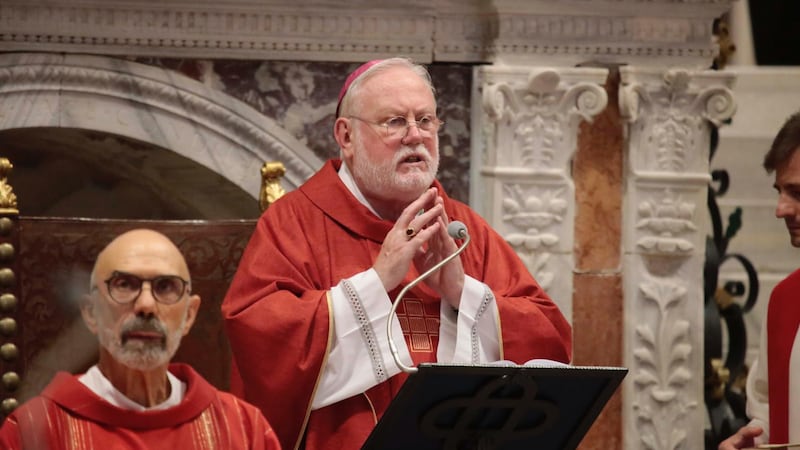Monseñor Paul Richard Gallagher (c), secretario para las Relaciones con los Estados y las Organizaciones Internacionales, preside una misa en Roma. (Foto Secretaría del Estado Vaticano)