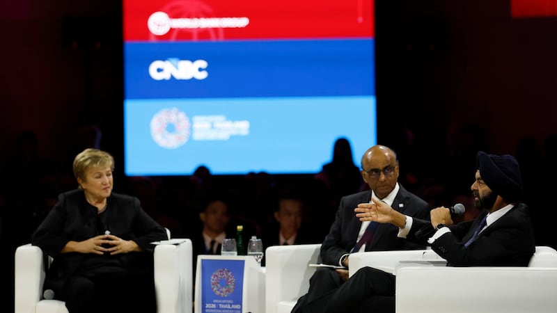 La directora del FMI, Kristalina Georgieva (i), el presidente de Singapur, Tharman Shanmugaratnam (C) y el presidente del Banco Mundial, Ajay Banga (d).