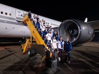 Albirrojos partieron hacia la Copa en medio de una colorida algarabía