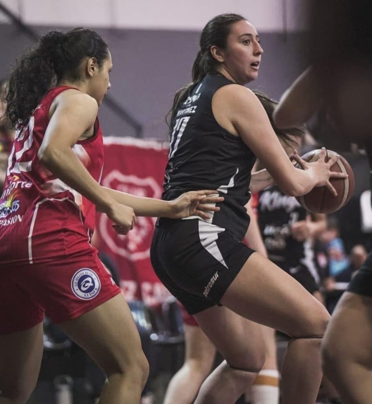 Gabriela Bernal pivotea frente a la marca de Ana Brítez.