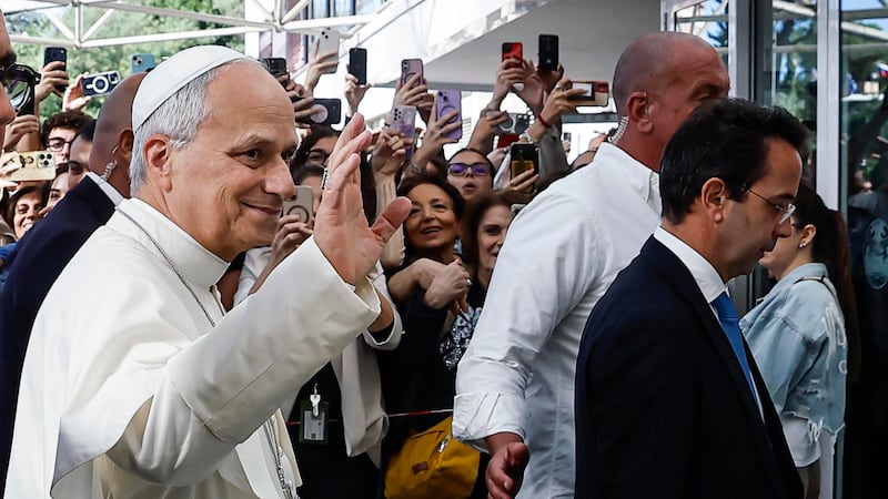 El papa León XIV a su llegada, ayer, en el hospital Gemelli, de Roma.