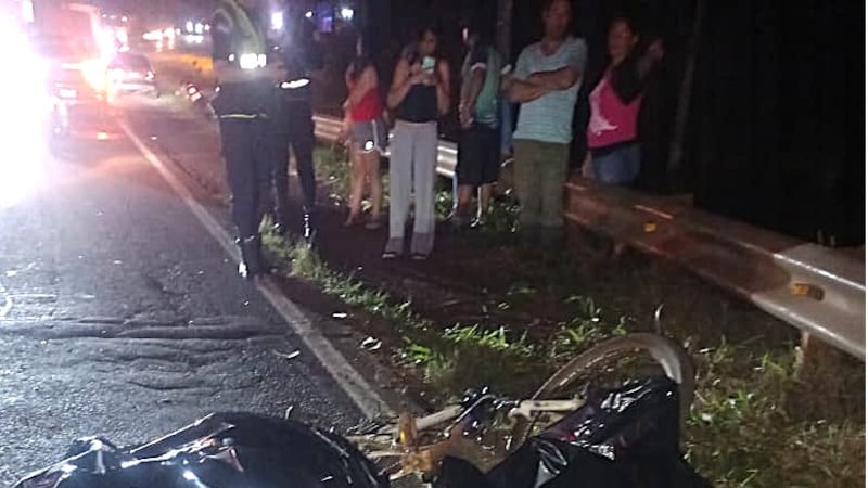 El cuerpo del ciclista fue encontrado sobre el asfalto, en el puente sobre el arroyo Kapi'ibary, distrito de Trinidad.