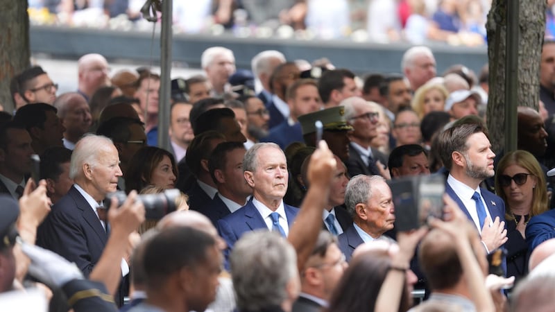 Los expresidentes de Estados Unidos, George Bush (c) y Joe Biden (i), junto al exalcalde de Nueva York, Michael Bloomberg (c-d) y el vicepresidente de EE.UU., JD Vance (d), asistieron a la ceremonia en recuerdo de los atentados del 11S en Nueva York. (EFE)
