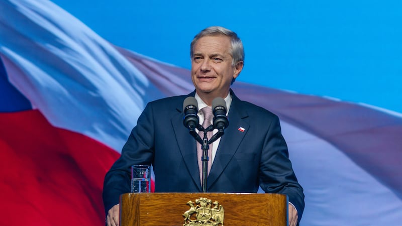 Fotografía cedida por la Presidencia de Chile que muestra al mandatario José Antonio Kast hablando durante el V Encuentro Regional, donde afirmó que "América Latina está viviendo un cambio profundo", en su discurso de cierre del V Foro de Madrid que se desarrolló en Santiago, la alianza internacional de dirigentes impulsada por la fundación española de extrema derecha Disenso. EFE/ Presidencia de Chile /SOLO USO EDITORIAL/ NO VENTAS/ SOLO DISPONIBLE PARA ILUSTRAR LA NOTICIA QUE ACOMPAÑA (CRÉDITO OBLIGATORIO)