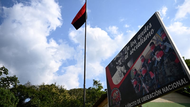 Una bandera de la guerrilla Ejército de Liberación Nacional (ELN) flamea en Teorama, región del Catatumbo, Colombia.
