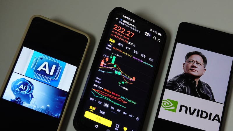 Tres teléfonos móviles muestran imágenes del Ceo de Nvidia Jensen Huang (d), de una plataforma de acciones y otra con un logo de inteligencia artificial (I).