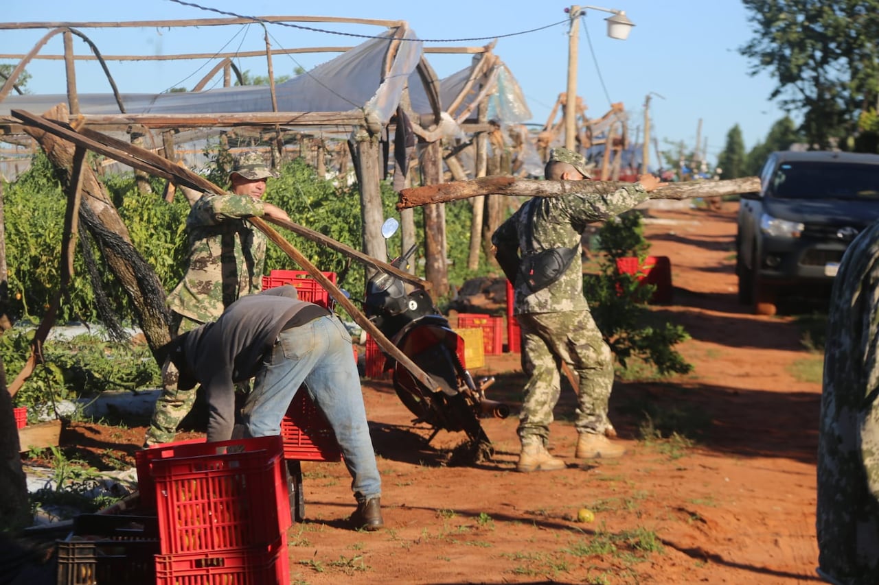 Personal del Ejército Paraguayo realiza tareas de limpieza y reconstrucción de las zonas afectadas.