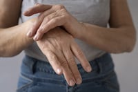 Salud advierte: enfermedades reumáticas también afectan a jóvenes