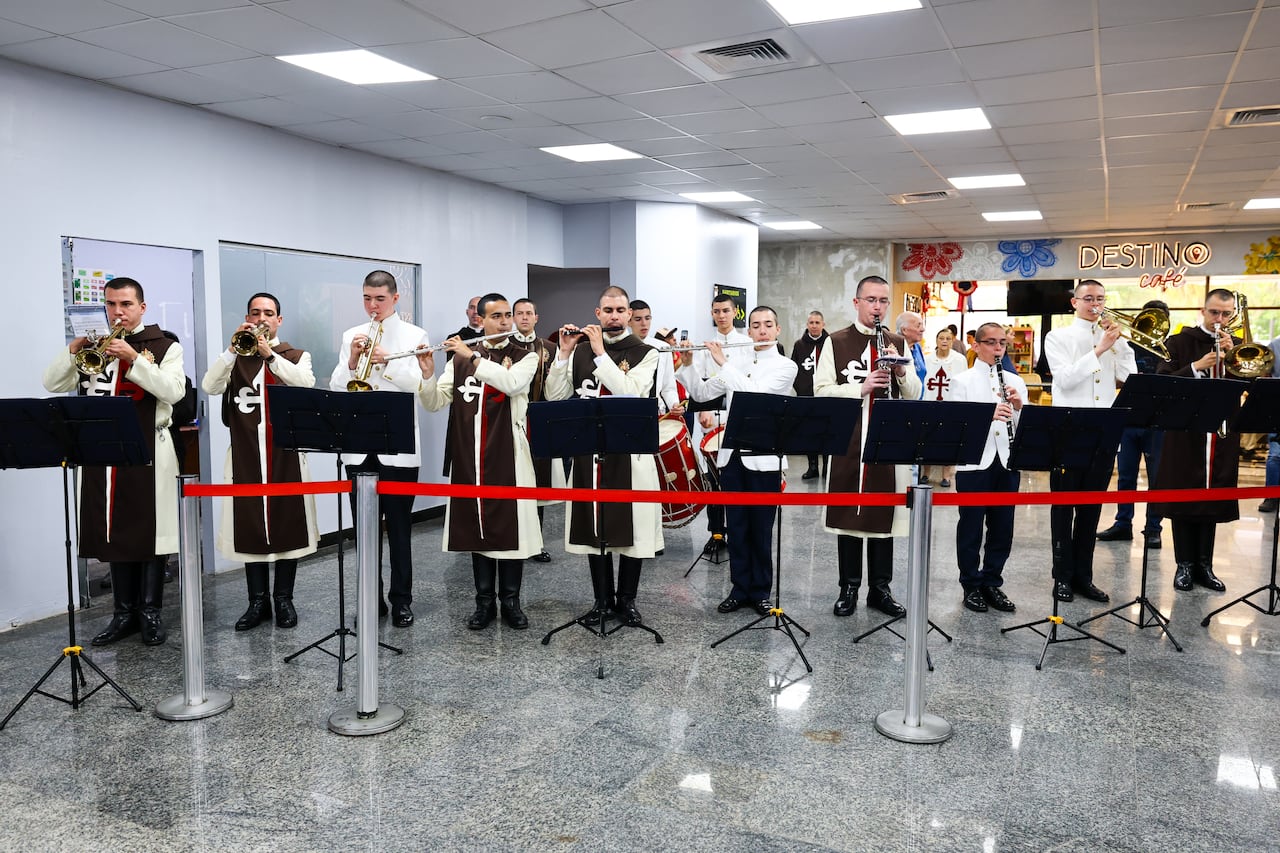 Los religiosos también participaron con música sacra de la espera de la reliquia.