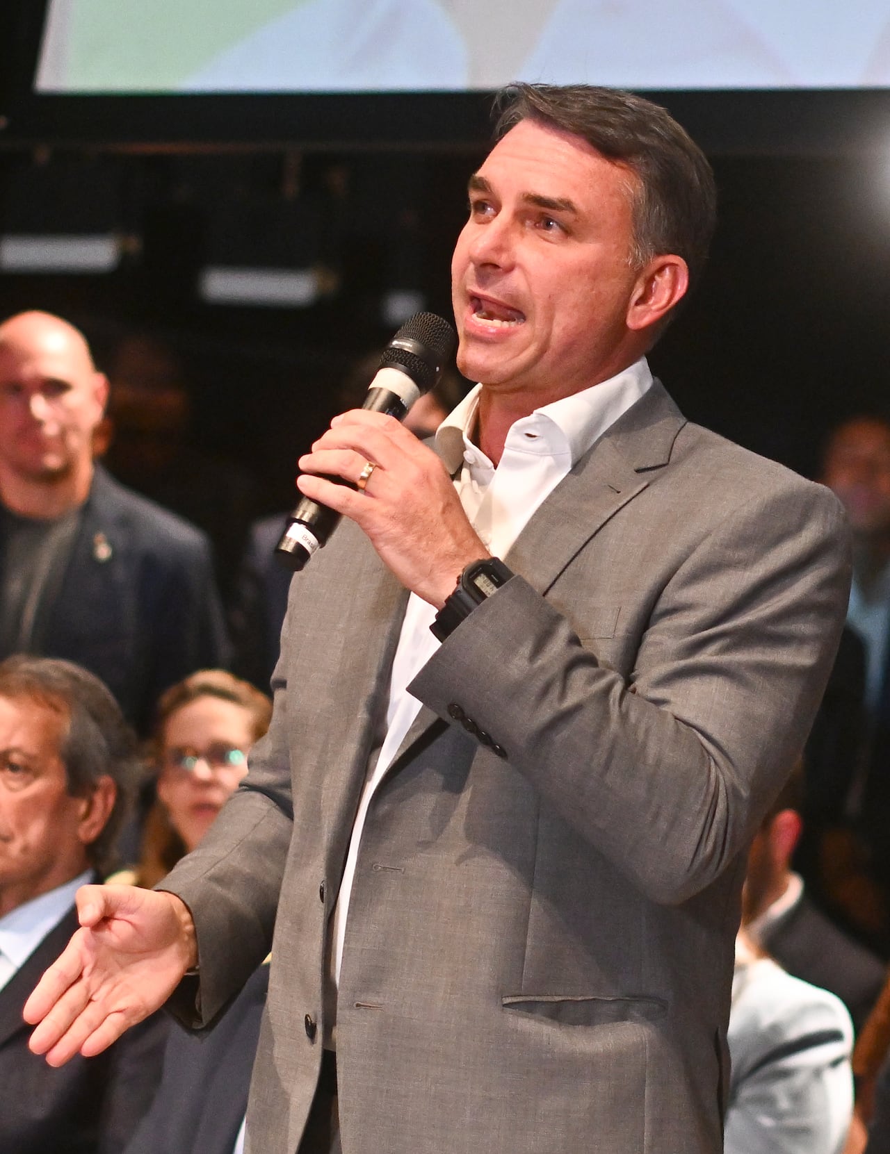 El senador y candidato a la Presidencia de Brasil, Flávio Bolsonaro, habla durante una reunión con la bancada del Partido Liberal (PL), en Brasilia (Brasil).