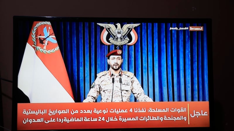 El portavoz yemeni de los hutíes, Yahya Sarea, durante una conferencia, en un lugar no identificado.