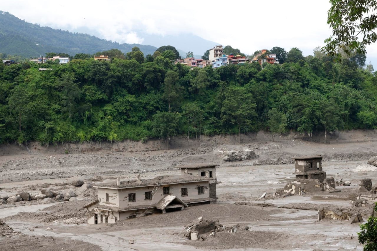 Deslave sepulta una comunidad en Nepal. (EFE)