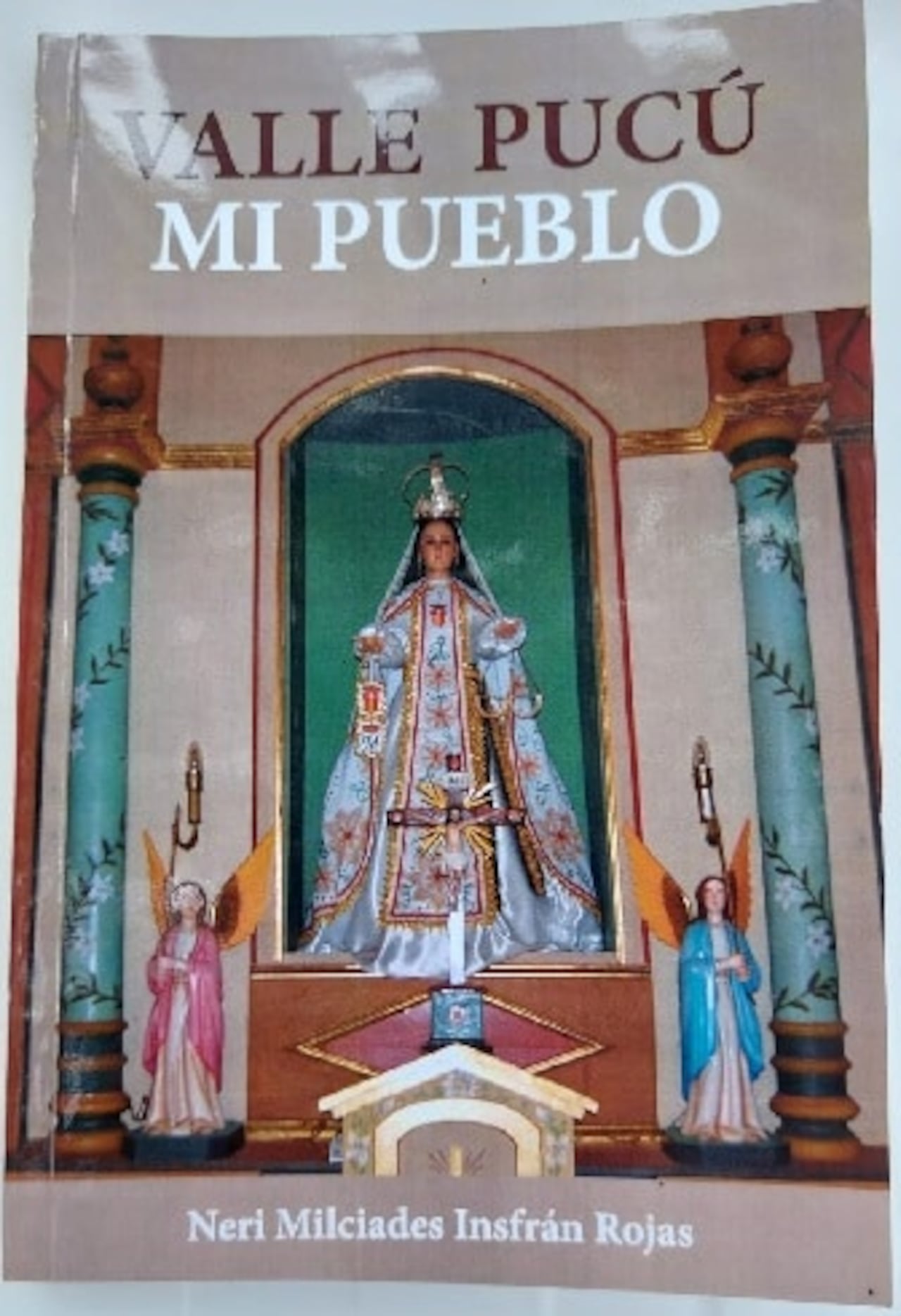 "Valle Pucú Mi Pueblo", libro de Nery Insfrán que describe perfectamente a Valle Pucú y sus costumbres.