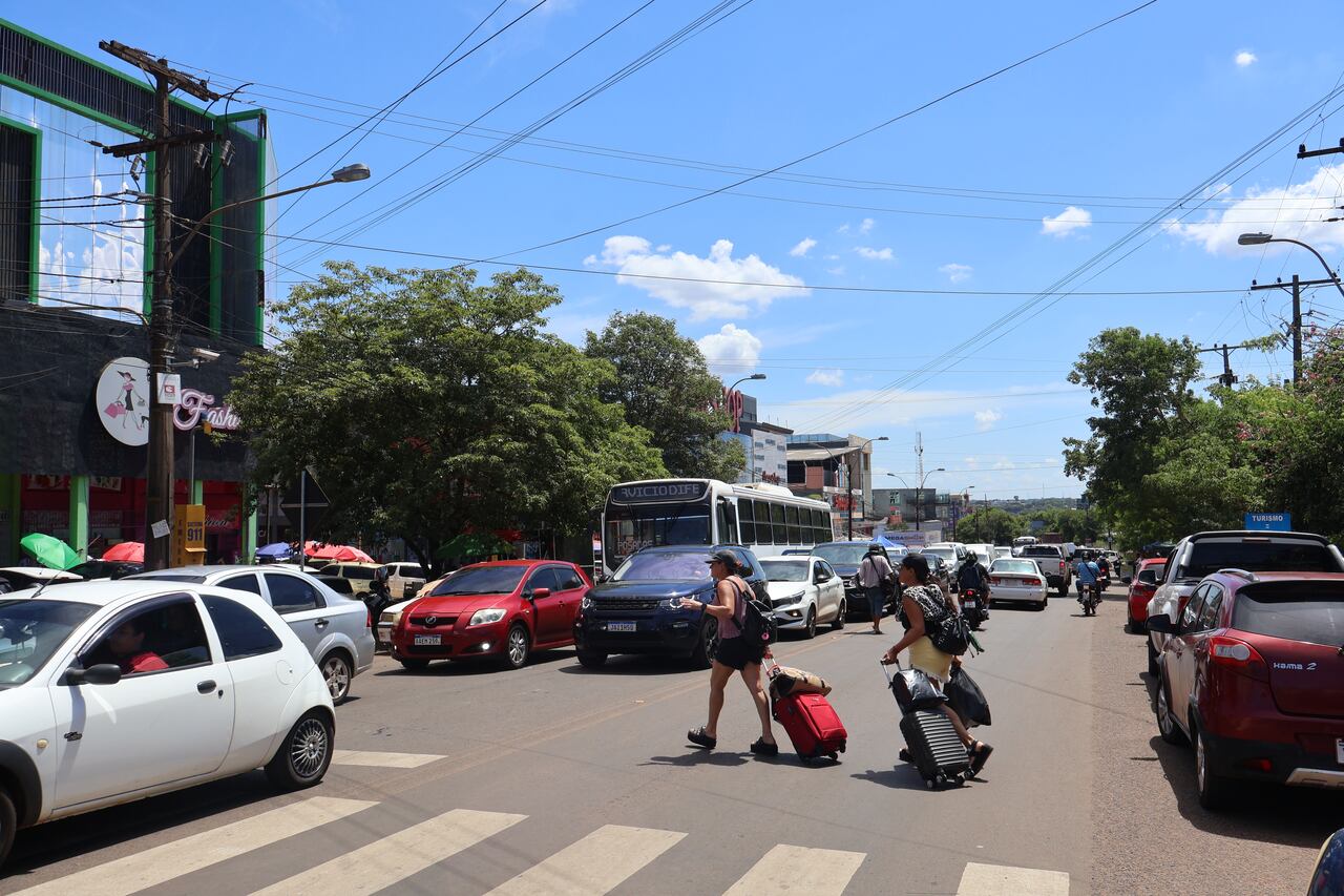 Larga fila de vehículos para cruzar hacia la ciudad de Posadas.