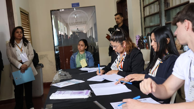La apoderada del PLRA, Cristina Ortigoza, de saco blanco, denunció una presunta violación del secreto al voto por parte de una veedora de la ANR, lo cual quedó consignada en el acta de la mesa 20.