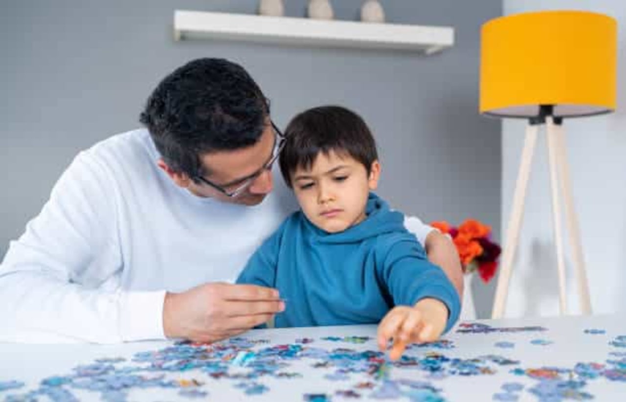 "Es fundamental que el diagnóstico sea realizado por expertos, ya que permite implementar estrategias deapoyo adecuadas para cada persona autista", agrega Castillo.