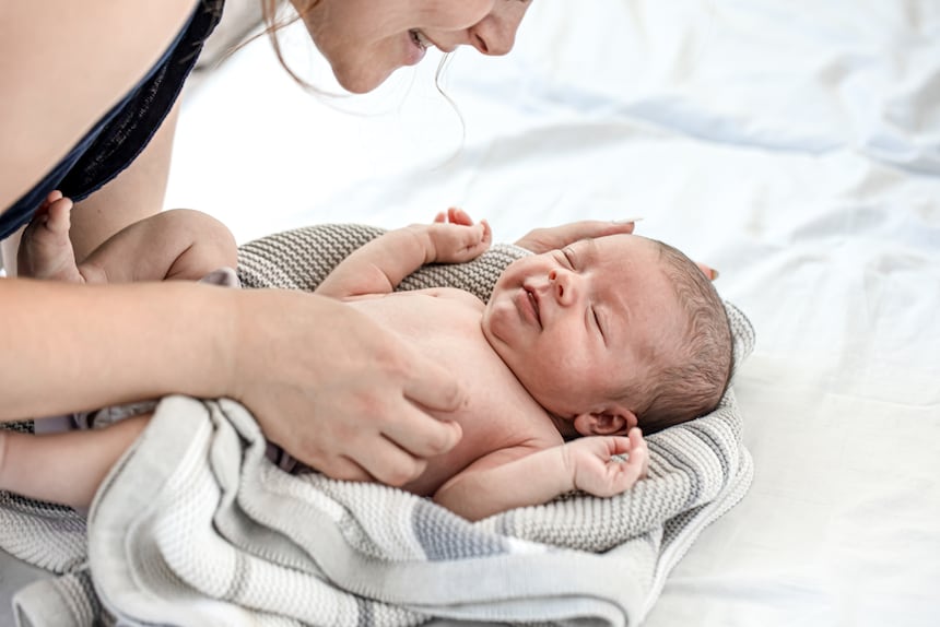 Acné neonatal, pequeños granos que no requieren ningún tratamiento